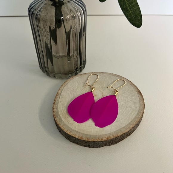 Flirty Hippie Chic Lightweight Feather Earrings - Feather Kawaii Hoops Earrings - Picture 9 of 16